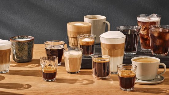 Kaffeevollautomat mit Cold Brew & 5" Smart-Display. Inklusive: App-Anbindung, individuelle Aromaprofile, 10 Favoriten & automatische Dampfreinigung. Farbe: silber metallic
